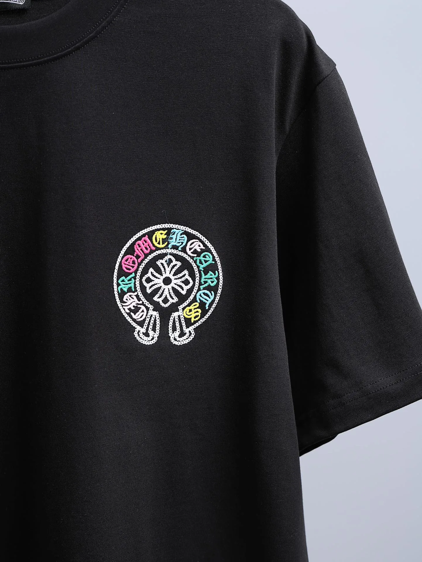 P170 Chrome Hearts* 2꯭0꯭2꯭6 new spring and summer style ❤️ Original ⌚️ high version Chrome Hearts The fabric is made of 280g high-density pure cotton. It does not deform or shrink. Process introduction: double thread movement on the chest. The back panel uses overlapping embroidery🪡 process➕the back panel towel rope embroidery process. Color: black SIZE: S-XXL